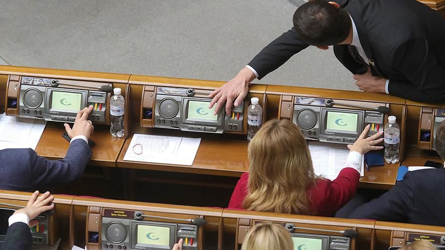 Голосование одним депутатом вместо другого предполагается наказывать штрафом.