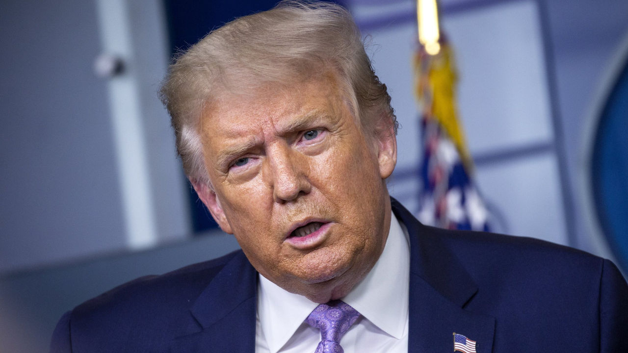 FT: Трампа могут разблокировать в Facebook и Instagram до конца месяца.