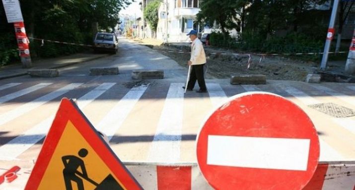 Проект также предусматривает обновление тротуара, газона и проезжей части.