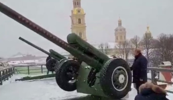 Путин пострелял из пушки.