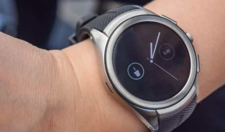 Google vrea să revină în forţă pe piaţa smartwatch-urilor, astfel că 2017 aduce două dispozitive de acest fel de la gigantul online.