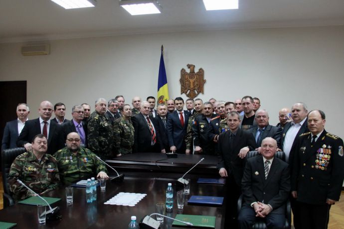 Кирилл Габурич вручил группе ветеранов дипломы за активное участие в военно-патриотическом воспитании.
