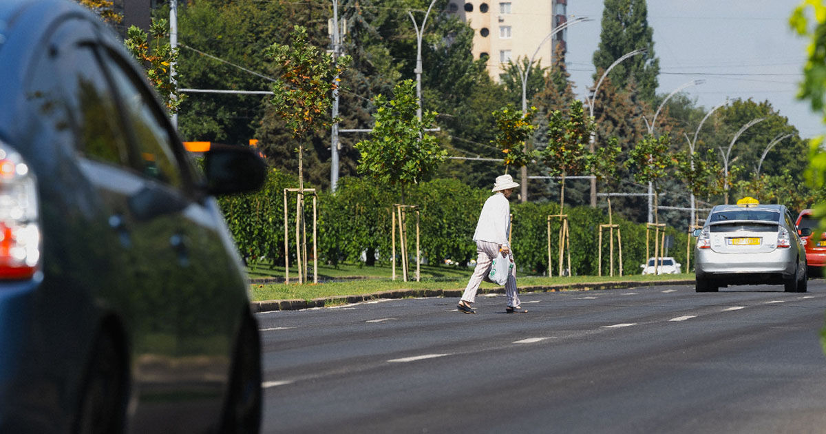 Mai mulți pietoni care au trecut neregulamentar strada s-au ales cu amenzi.