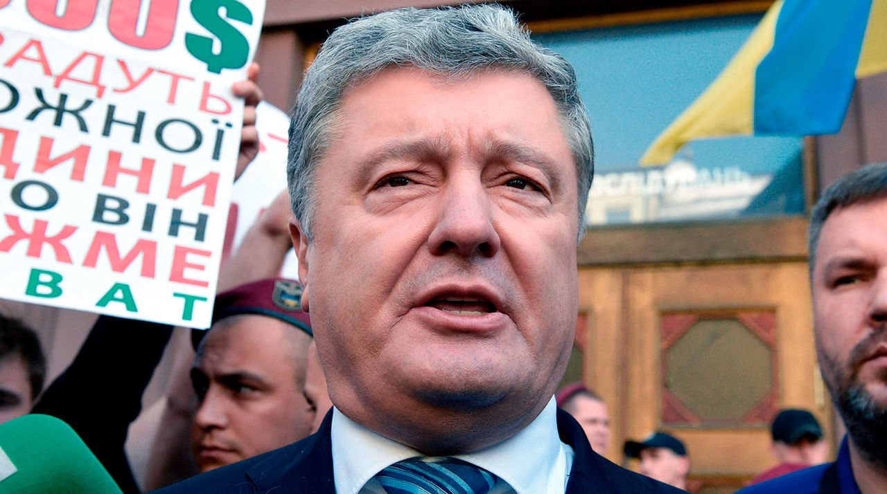 Порошенко проходит свидетелем в 12 уголовных делах.