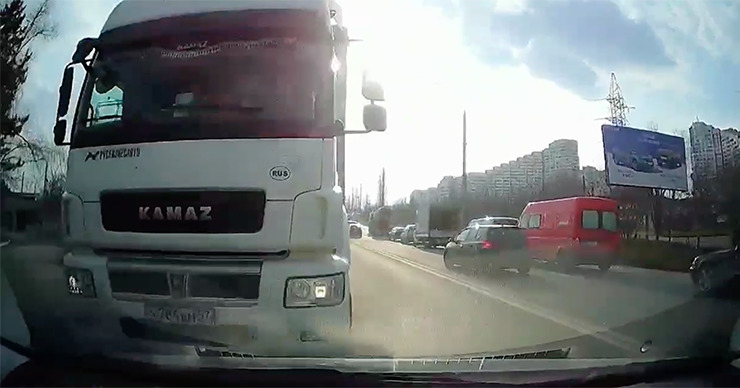 Появилось новое видео столкновения машины автошколы и фуры.