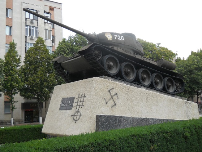 23 июля в Бельцах неизвестные ночью разрисовали нацистской символикой памятник воинам-освободителям - танк Т-34 - в центре города. Фото: esp.md
