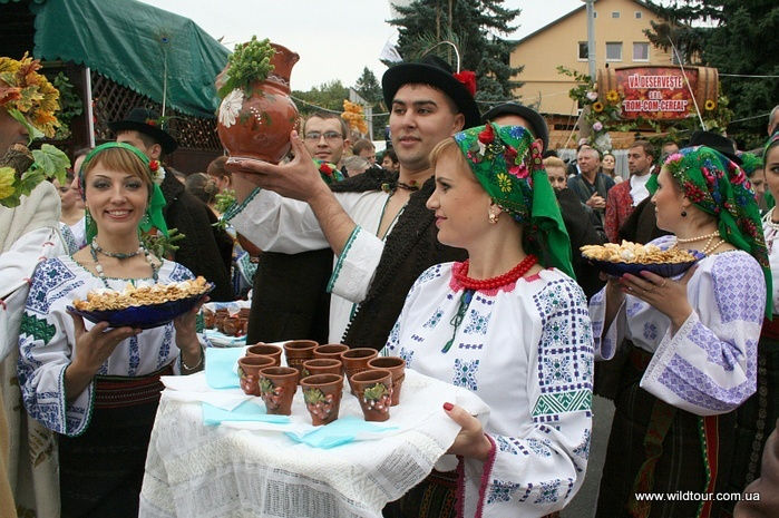 "Почта Молдовы" выпустила серию марок, посвященных Национальному дню вина.