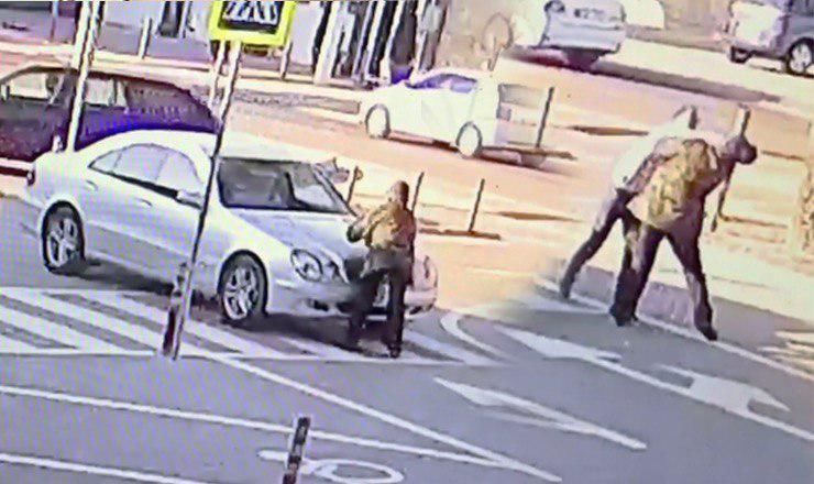 Драка водителя и охранника автостоянки попала на видео.