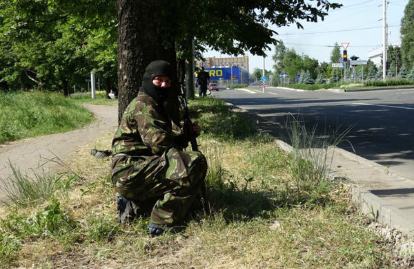 На данный момент подъезды к аэропорту перекрыты блокпостами сил ополчения.   Фото: polit.ru