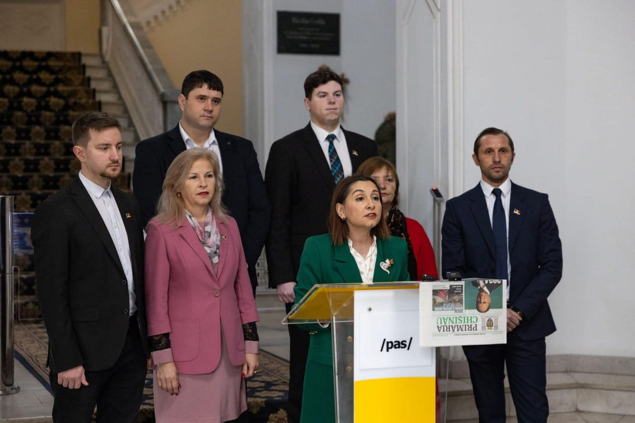 Un consilier de la PAS îl acuză pe primarul Capitalei de neglijarea animalelor.