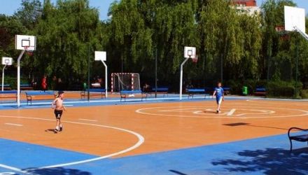 Un grup de tineri din capitală au schimbat starea terenului de baschet al Liceului Ion Creangă