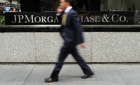Reprezentanţii JP Morgan şi Bank of America au refuzat să comenteze. 