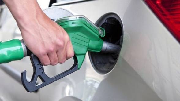 Un litru de gaz costă 8 lei şi 97 de bani sau cu 30 de bani mai puţin.  