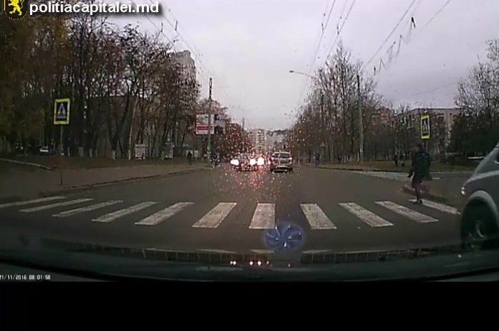 Incidentul s-a produs la intersecția străzilor Independenței și Teilor din sectorul Botanica al capitalei.