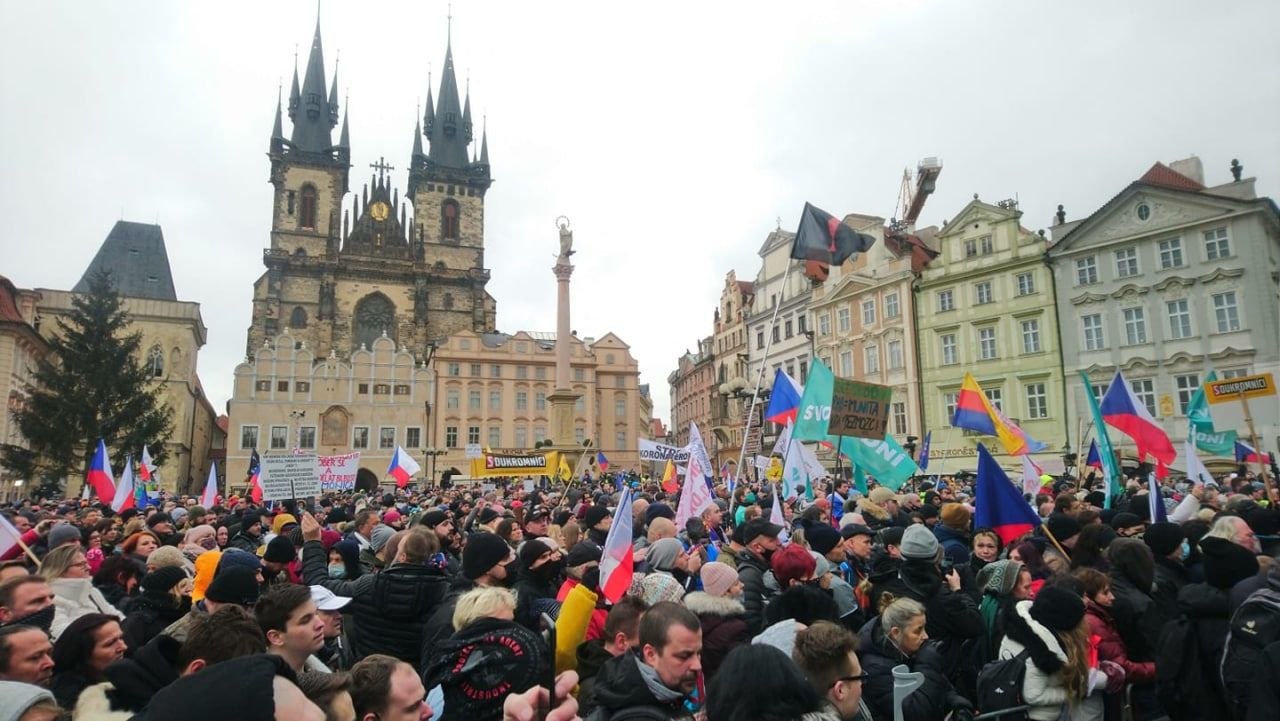 В Праге прошли протесты против ужесточения правительством карантинных ограничений.