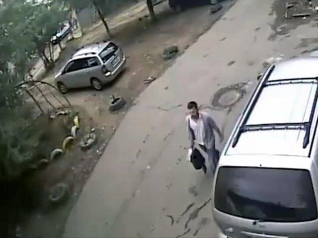 Мужчина, заснятый на камеру видеонаблюдения, по данным полиции, совершил кражу в Кишиневе.