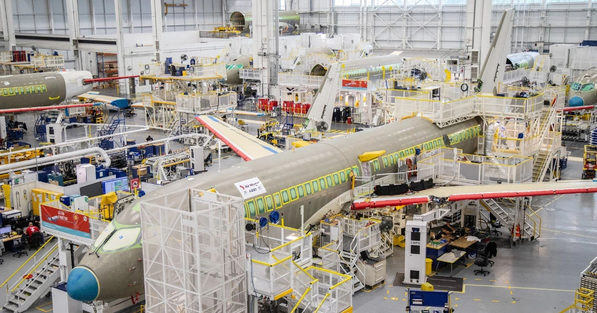 Семейство енотов пробралось на завод Airbus и остановило производство самолетов.