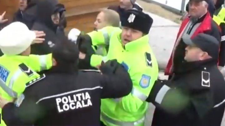 Scandal și bătaie între polițiști și patronul unui bar