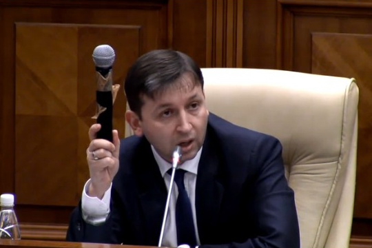 Прослушивающее устройство было липкой лентой прикручено к колонне за сектором ПКРМ и работало постоянно, передавая все приватные разговоры депутатов оппозиции.