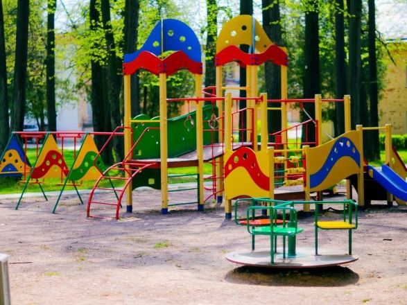 Запреты на посещение детских и спортивных площадок остаются в силе.