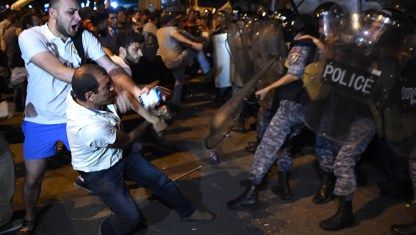 В Ереване начались столкновения митингующих с полицией.