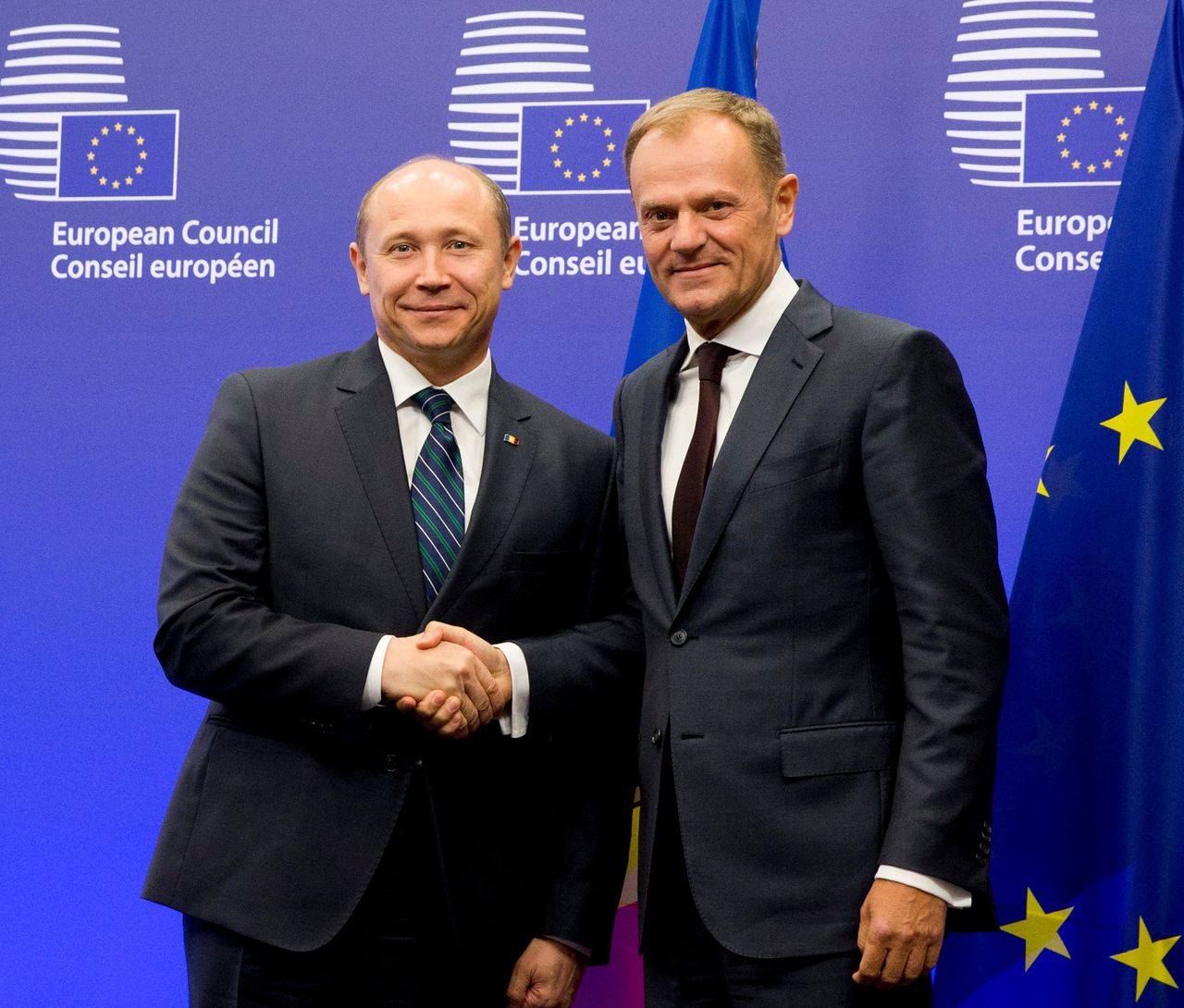 Premierul Valeriu Streleţ s-a întâlnit la Bruxelles cu Preşedintele Consiliului European, Donald Tusk, pe care l-a asigurat că obiectivul strategic al Republicii Moldova rămâne integrarea europeană.