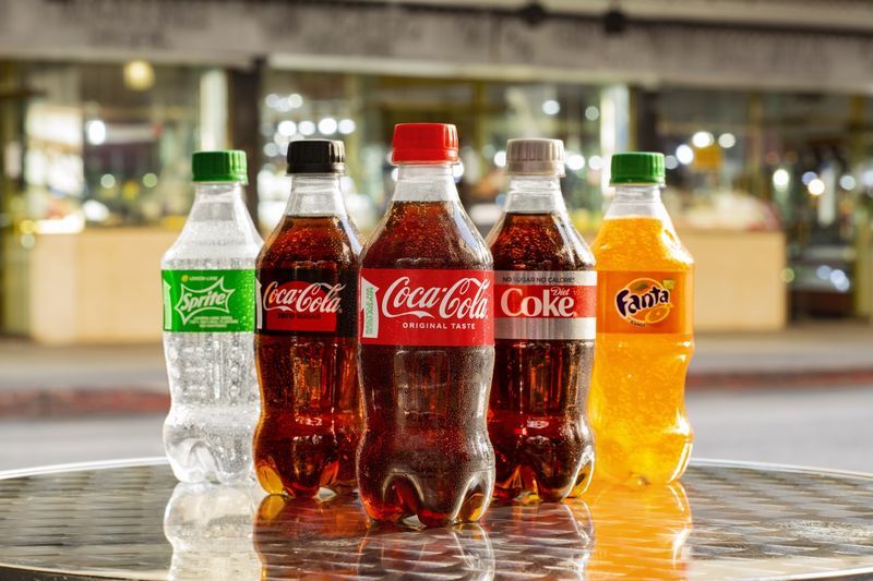 Coca-Cola объявила о переходе на бутылки из переработанного пластика.