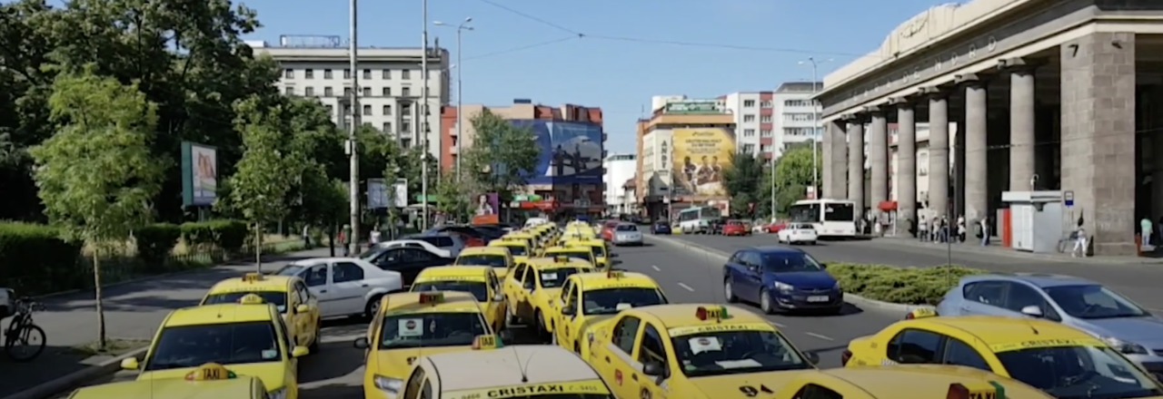 В Румынии водители такси вышли на протест против Uber.