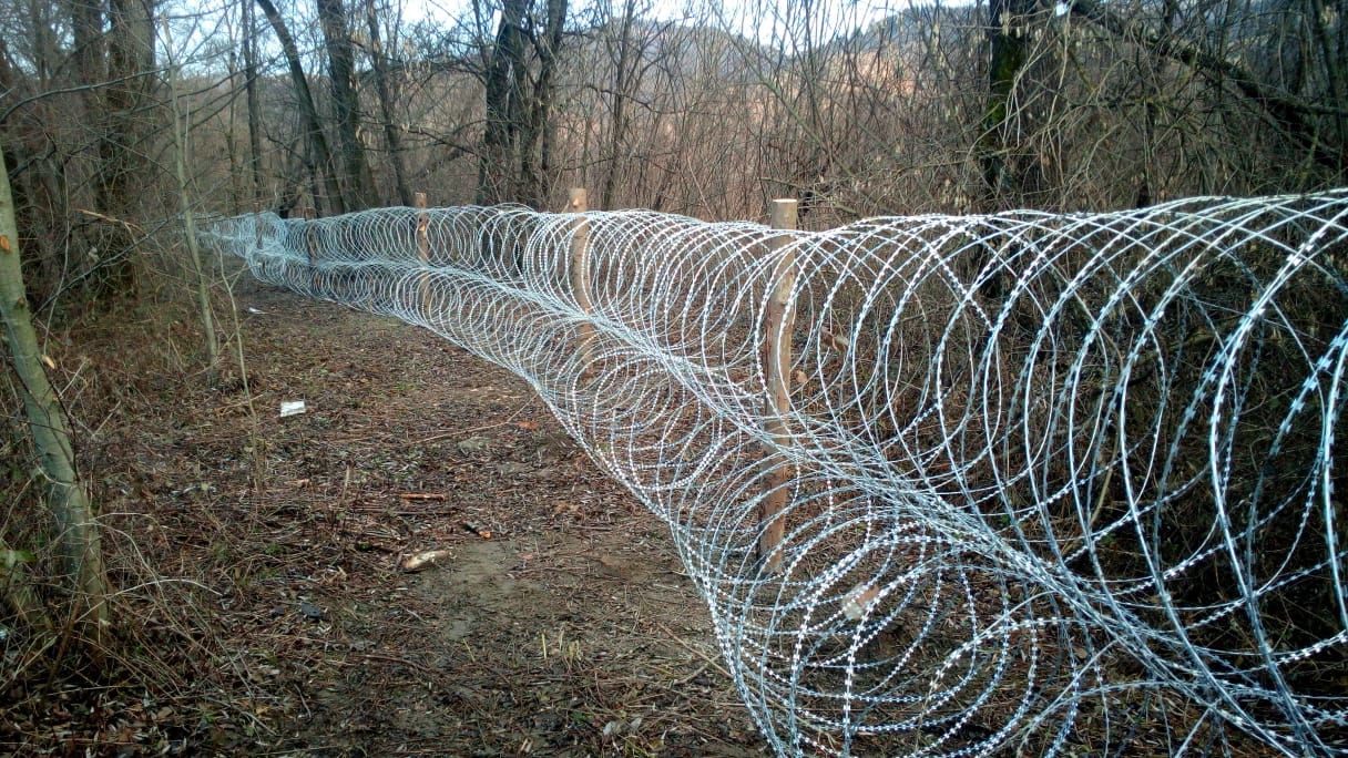 В Закарпатье пограничники устанавливают колючую проволоку.