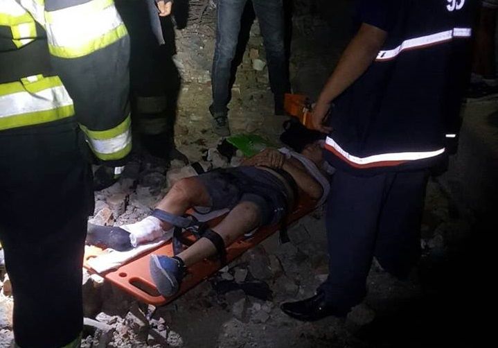 Полиция изучает инцидент, проверяя на законность действия владельца здания, с которого упал подросток. 