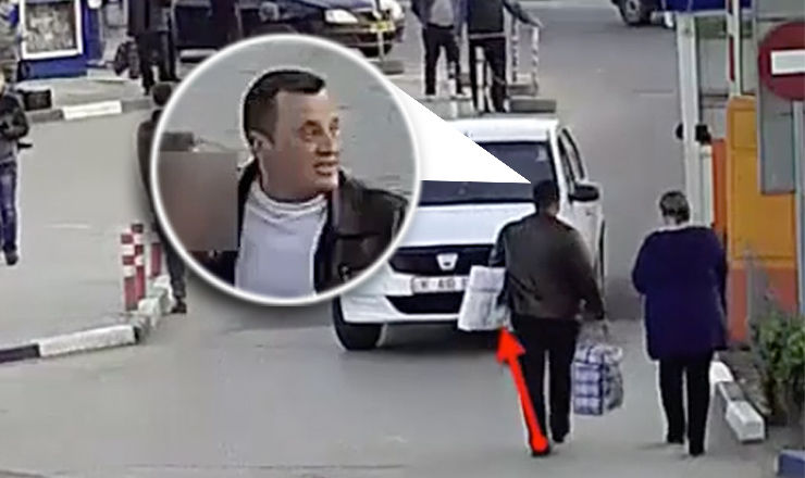 A furat un panou de publicitate și pleacă vesel. 