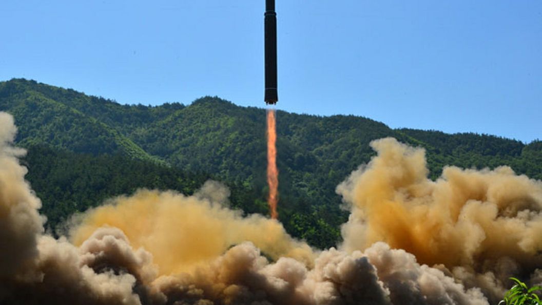 Новая баллистическая ракета КНДР «Хвасон-15» способна нести крупный ядерный заряд.