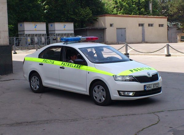 Cinci persoane au fost reținute de polițiști fiind suspectate că ar forma o grupare specializată în comiterea furturilor din locuințe.