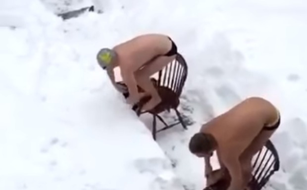 Înotul prin zăpadă, noua modă care a cuprins rețelele de socializare din SUA. Foto: captură video youtube.com