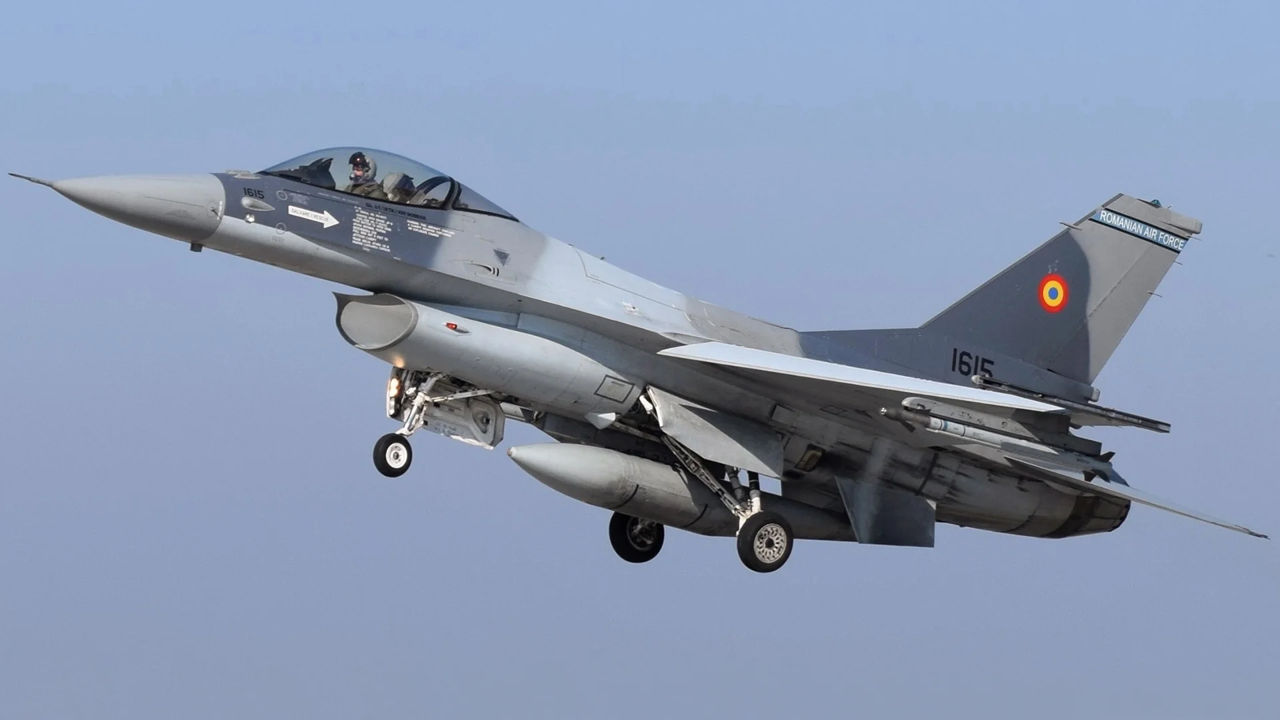 Румыния начнет обучение украинских пилотов на F-16 в следующем месяце.
