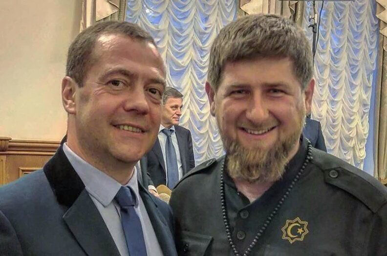 Япония ввела санкции против родственников Кадырова и Медведева.