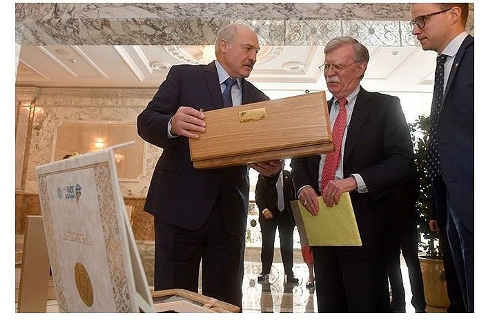 Лукашенко подарил Болтону белорусскую водку.