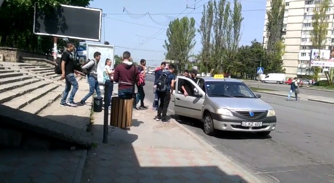 Tocmai şapte tineri au reuşit să se urce în taxi