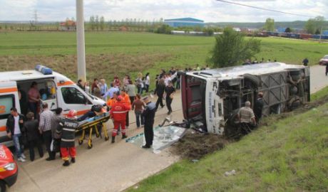 Cele două autocare intrate iniţial în coliziune au fost lovite ulterior de un alt autobuz şi de un camion. Foto: AP