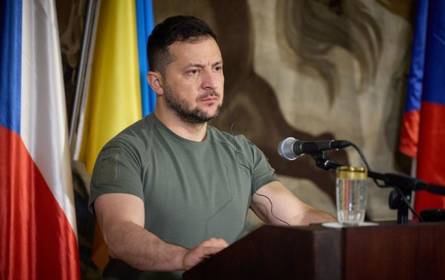 Зеленский: Без дальнобойного оружия сложно вести не только наступление, но и оборону.