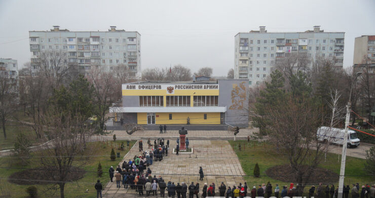 В Приднестровье голосующих проверяли металлодетектором под наблюдением военных.