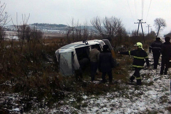 În microbuz se aflau în total 16 pasageri, doi dintre aceştia au avut nevoie de intervenţie medicală.
