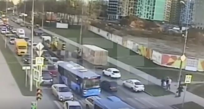 В Москве машина протаранила автобус.