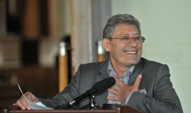 Președintele Partidului Liberal, Mihai Ghimpu, își sărbătorește astăzi ziua de naștere. Cu această ocazie, colegii de partid s-au gândit să îi spună ”la multi ani” într-un mod inedit.