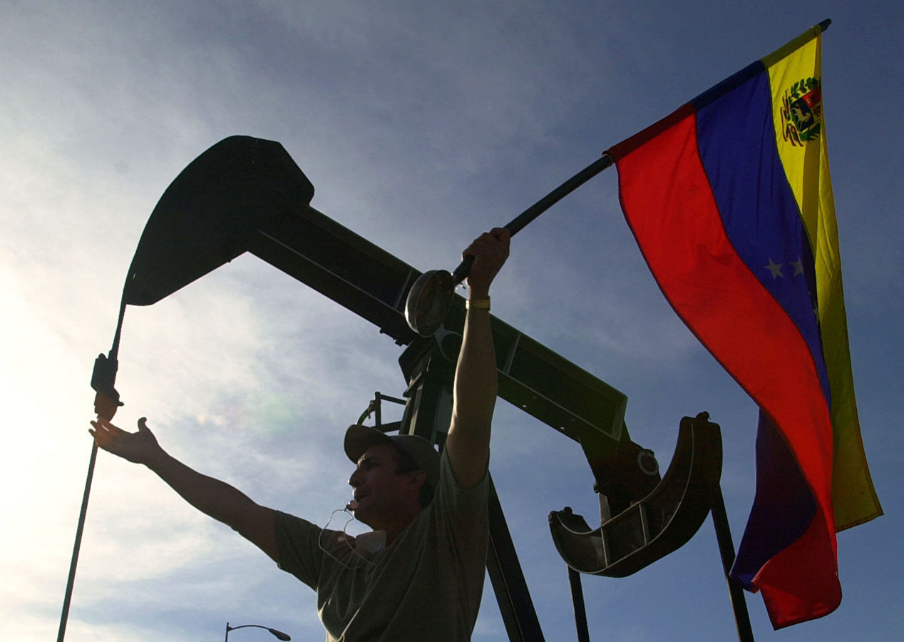 США отчитались об успехах в борьбе против торговли нефти из Венесуэлы.