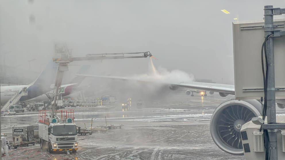 120 de zboruri, anulate pe aeroportul din Frankfurt din cauza zăpezii și a lapoviței.