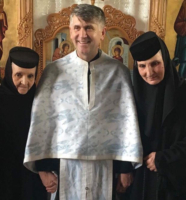 Румынский священник-певец-педофил продолжает давать концерты.