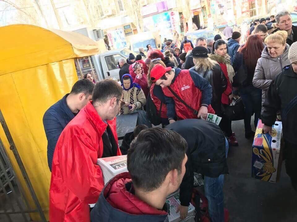 В эти дни представители ПСРМ распространяют свежий выпуск газеты «Социалисты».