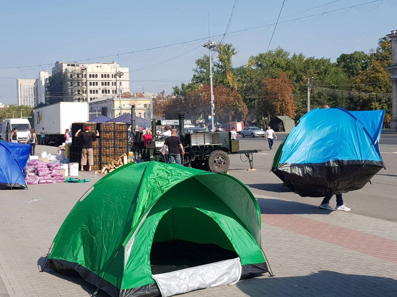 Также на площади появились палатки.