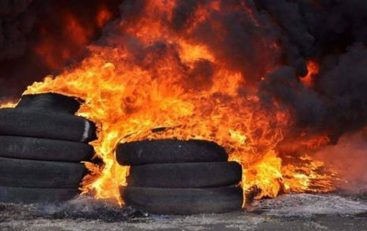 Власти напомнили о запрете на сжигание покрышек: нарушителям грозит штраф.